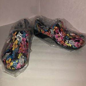 Size 8, Anywear SRANGEL Women's Healthcare Professional Closed Back Clog